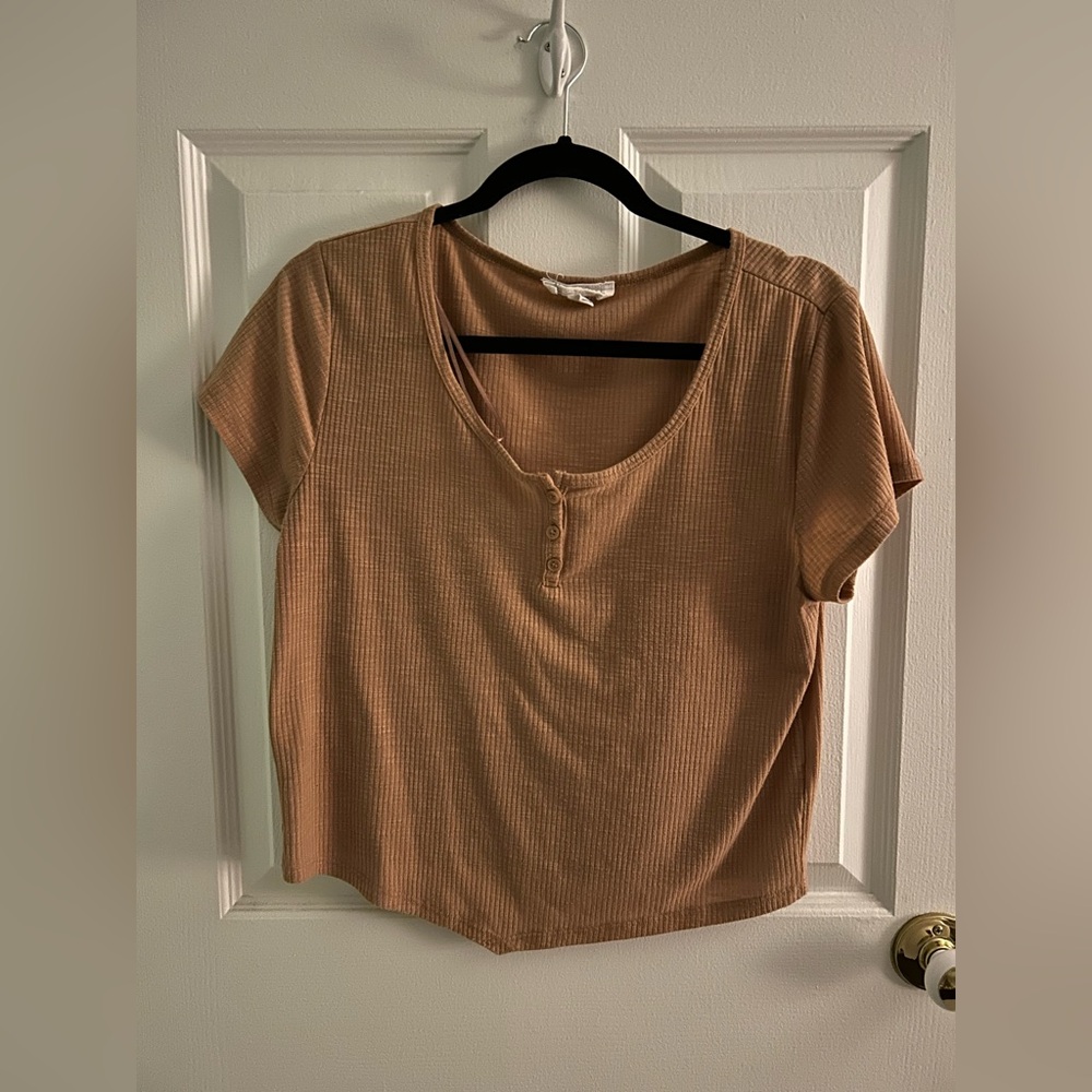 Wild Skye Ladies Coral Cropped Henley T-Shirt